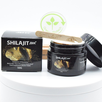 Temiz Doğal Bitki, Himalayalar'dan Kaynaklanan Zengin Fulvik Asitle Shilajit reçini çıkarıyor